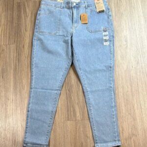 NWT Levi’s Jeans Women's Light Blue Jeans W32 L28
